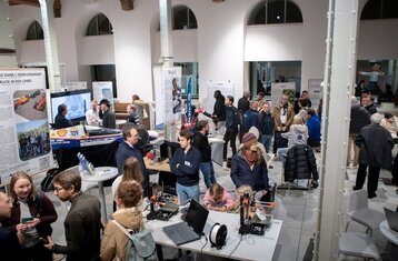 Symbolbild: Viele Menschen auf der Veranstaltung