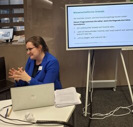 Katharina Hertfelder bei einem Vortrag