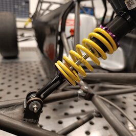 Detailaufnahme einer Feder im Fahrzeuggestänge