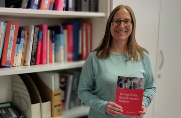 Die Autorin vor einem Bücherregal