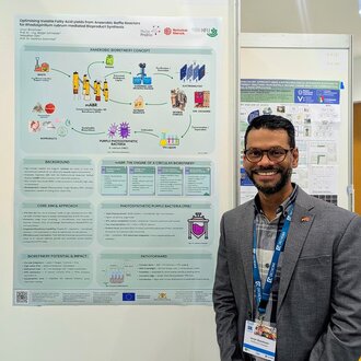 Der junge Mann Urvyn Boochoon steht vor seinem Plakat