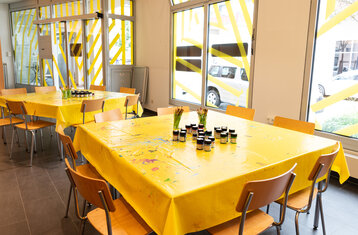 Der neue Workshopraum von innen mit Werktischen