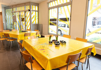 Der neue Workshopraum von innen mit Werktischen