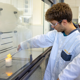 Symbolic photo of a young man conducting a science experiment in a lab