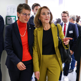 Ministerin und Rektorin bei Rundgang