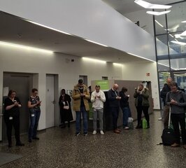 Teilnehmende tippen in ihre Handys beim Freewriting