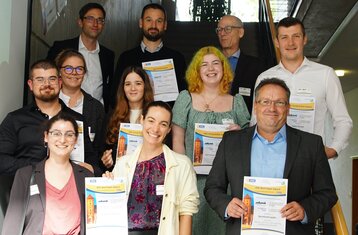 Personengruppe mit Urkunden