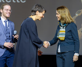 Minister and president shaking hands