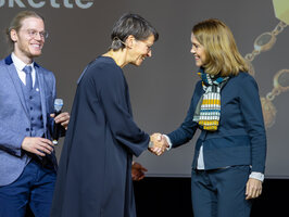 President and Minister shaking hands