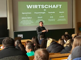 Foto von Dean, der in einem Hörsaal zu potenziellen Studierenden spricht
