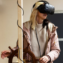 Person spielt ein VR-Spiel mit einem selbstgebauten Controller