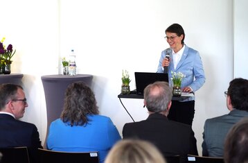 Rektorin Bormann spricht zu Publikum