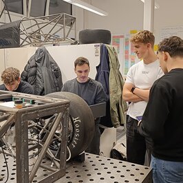 Vier Personen tauschen sich aus