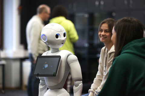 Zwei Personen mit Roboter