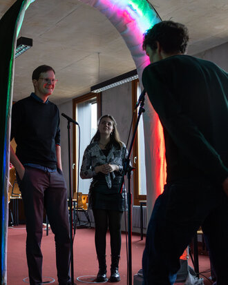 Symbolbild: Mehrere Personen betrachten einen Lichterbogen