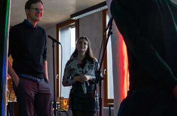 Symbolbild: Mehrere Personen betrachten einen Lichterbogen