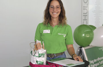 Studentin an einem Infostand