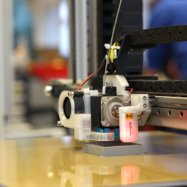 Selbstgebauten FDM Drucker in Aktion