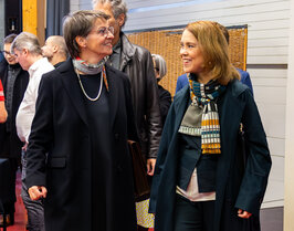 President and Minister between stands at the HKB careers fair