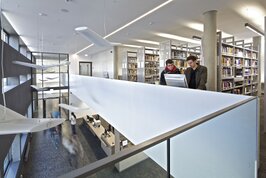 Die Bibliothek in Schwenningen von Innen, man sieht auch zwei Studenten