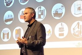 Prof. Azarhoushang bei seinem Vortrag