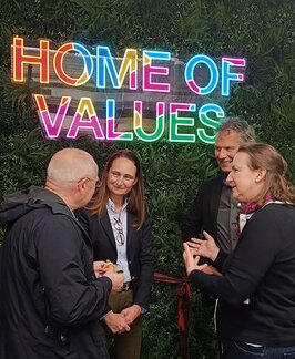 Angeregte Gesprächsrunde zwischen vier Personen