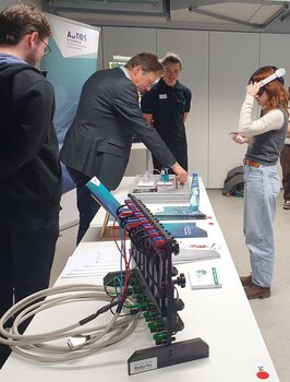 Symbolbild: Eine Person steht am Stand und probiert eine VR Brille aus