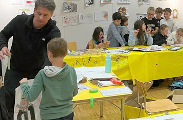 Kinder beim kreativen Werken