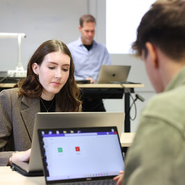 Gruppenarbeit, Professor im Hintergrund