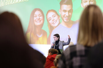Rektorin Bormann spricht vor den Studierenden