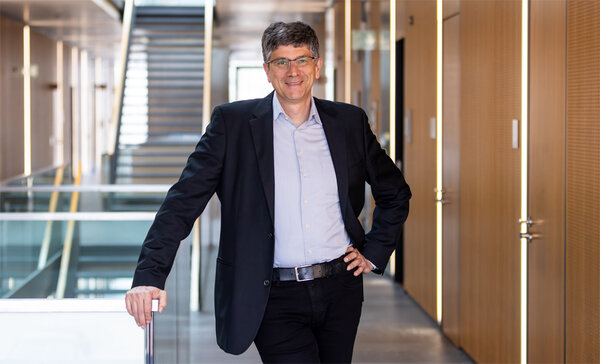 Prof. Dr. Dirk Benyoucef