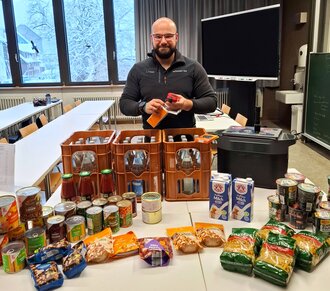 Symbolbild: Ein junger Mann vor seinem Lebensmittelberg