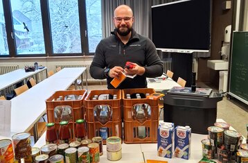 Herr Fabian in front of a pile of food
