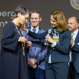 Minister Olschowski and President Bormann admiring the chain of office