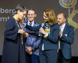 The minister and the president, both looking at the new chain of office 