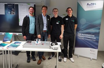 Symbolbild: Das Projektteam vier männliche Personen