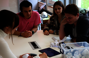 Schuelerworkshop im Labor: 4 junge Leute arbeiten zusammen