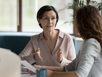 Symbolic photo - 2 women speaking