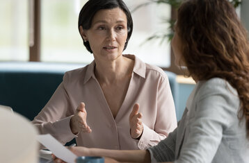 Symbolbild: Zwei Frauen im Gespräch