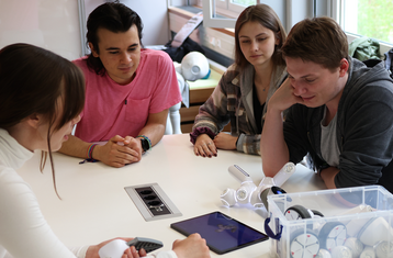 Schuelerworkshop im Labor: 4 junge Leute arbeiten zusammen