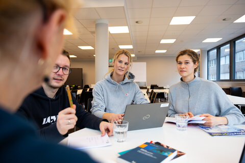 Vier Personen lernen