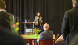 Rektorin Bormann begrüßt die Gremienmitglieder vom Rednerpult aus