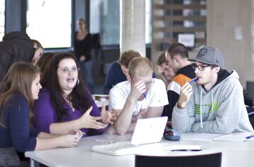 Symbolic photo of students studying in the library