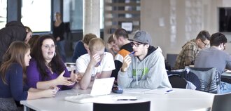 Symbolic photo of students studying in the library