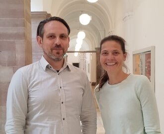 Symbolbild: Zwei Personen stehen nebeneinander