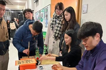 Chinesische Studenten demonstrieren chinesische Schriftzeichen