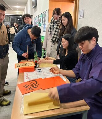 Chinesische Studenten demonstrieren chinesische Schriftzeichen