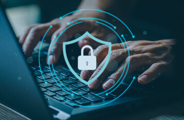 Hände über einer Tastatur