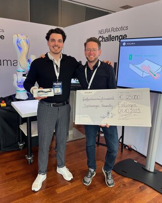 Two people with a large check for €25,000