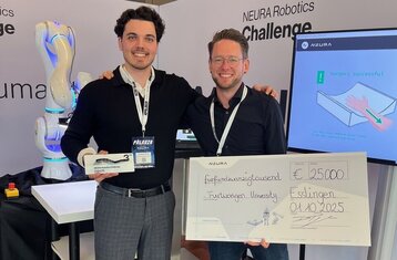 Two people with a large check for €25,000